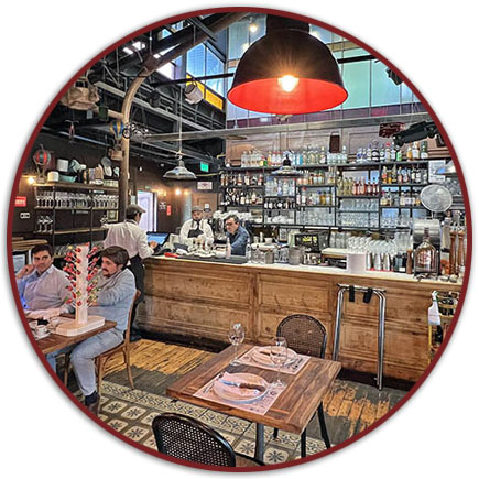 Ambiente de bodegón porteño en La Cabrera